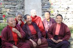 Jetsunma Tenzin Palmo with the nuns of Tayul Gompa